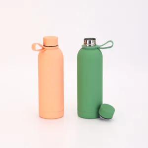 Vue détaillée de la bouteille d'eau isotherme portable en acier inoxydable avec poignée.