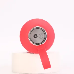 Détail du couvercle de gourde en acier inoxydable 304 avec sangle en silicone rouge.
