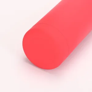 Gros plan de la bouteille isotherme en acier inoxydable avec finition laquée rouge vif.