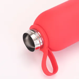 Gros plan sur l'embouchure en acier inoxydable et la poignée en silicone de la bouteille.