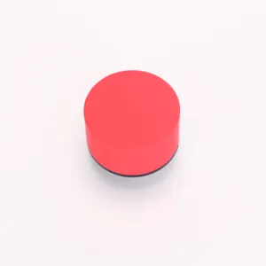 Couvercle de bouteille cylindrique rouge, design durable pour les sports en plein air.