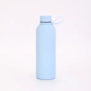 Vue détaillée de la bouteille d'eau isotherme en acier inoxydable, gourde avec poignée.