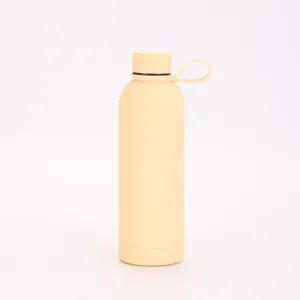 Bouteille d'eau isotherme en acier inoxydable avec dragonne de transport jaune clair.