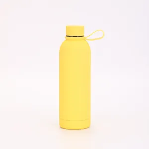 Bouteille isotherme en acier inoxydable avec lanière silicone pour randonnée et sport.