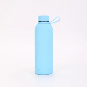 Bouteille d'eau isotherme en acier inoxydable 304 bleu clair avec sangle en silicone.