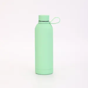 Vue de détail rapprochée de la bouteille d'eau isotherme en acier inoxydable menthe.