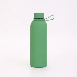 Bouteille d'eau isotherme en acier inoxydable vert avec poignée pour le sport.