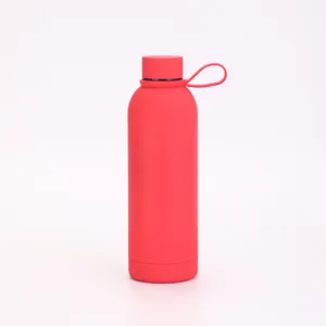 Vue détaillée de la bouteille de sport isotherme en acier inoxydable rouge avec boucle de transport.