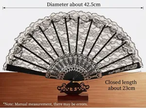 Vue détaillée du ventilateur pliant en dentelle noire avec support en bois et cadre sculpté.