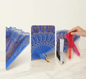 Vue détaillée d'éventail pliant en dentelle de style chinois avec monture en plastique et anneau.