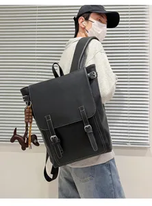 Nahaufnahme des schwarzen PU-Leder Vintage-Rucksacks am Modell, großes Fassungsvermögen.