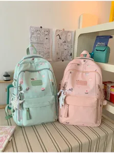 Niedlicher Cartoon Rucksack Detailansicht, große Kapazität Schultasche mit schicken Anhängern.