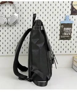Detailansicht des schwarzen PU-Leder-Rucksacks, zeigt stabile Nähte und verstellbare Riemen.