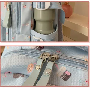 Detailansicht des hellblauen Schulrucksacks mit robusten Reißverschlüssen und Seitentasche.