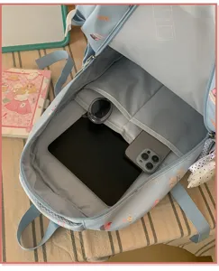 Detailansicht des hellblauen Rucksacks mit großem Innenraum und mehreren Fächern.