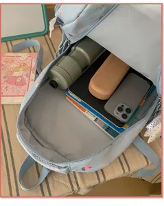 Große hellblaue Schulrucksack Innendetail Ansicht mit viel Platz für Bücher und täglichen Bedarf.