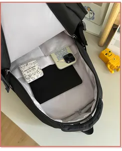 Schwarzer Rucksack Detailansicht Innenraum Kapazitaet mit Laptopfach und Faechern