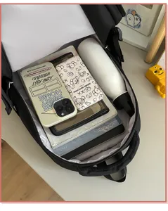 Detailansicht des schwarzen Schulrucksacks, zeigt geräumigen Stauraum für den Alltag.