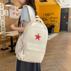 Minimalistischer Canvas Rucksack für Schüler, große Schultasche mit rotem Stern und Anhänger.