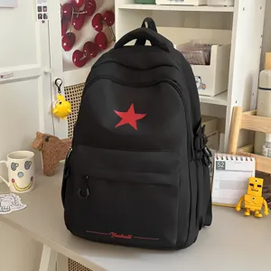 Schwarzer Canvas-Rucksack mit auffälligem rotem Stern-Print, stylisch und praktisch.