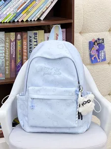 Vista detallada de mochila escolar azul claro dulce con colgante de oso de peluche y estrellas.