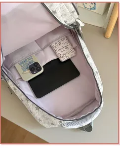 Vue détaillée de l'intérieur du sac à dos gris étoilé avec compartiment pour tablette.