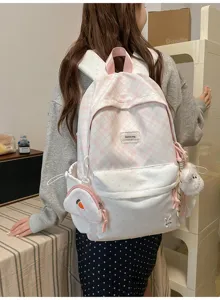 Vue arrière avec sac rose à carreaux, détails à pois, pochette carotte et breloque lapin en peluche