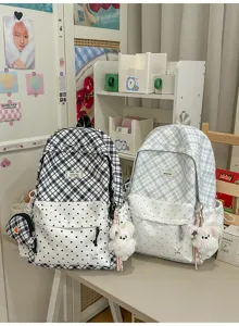 Deux sacs à dos à carreaux, avec bas à pois, breloques en peluche et petites pochettes assorties
