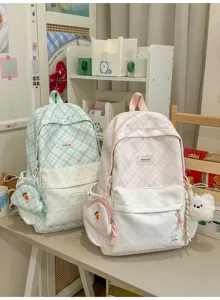 Deux sacs à dos pastel à carreaux, poches à pois blancs, mini-sacs carotte et oursons en peluche