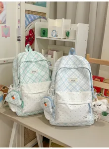 Deux sacs à dos à carreaux bleu et blanc, poches à pois, pochettes suspendues et porte-clés en peluche