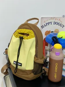 Kleiner Outdoor Rucksack Detailaufnahme, braun gelbes Farbblock Design, Kordelzug, Freizeittasche.