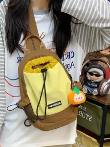 Kompakter multifunktionaler Outdoor-Rucksack für Damen, leicht und vielseitig verwendbar.