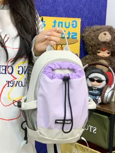 Detailansicht des kleinen Outdoor-Rucksacks in Off-White und Lila mit Kordelzug und Netztaschen.