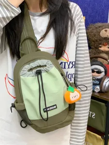 Kleine Outdoor Damen Rucksack, leichte grüne Umhängetasche und multifunktionale Freizeittasche.