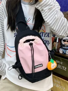 Detailansicht des Multifunktions-Rucksacks mit rosa Kordelzugtasche und niedlichem Anhänger.