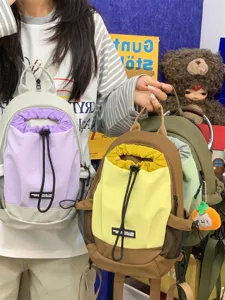 Detailansicht des leichten, multifunktionalen Outdoor-Minirucksacks mit Zwei-Wege-Trageoption.