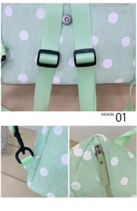 Dettaglio dello zaino verde chiaro a pois con spallacci regolabili e chiusura lampo.