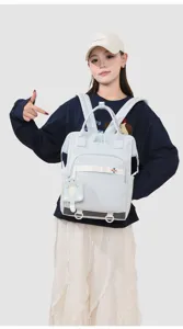 Vista dettagliata dello zaino per neonati azzurro grande con simpatico ciondolo gatto.