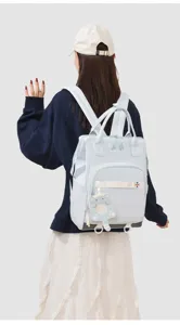 Vista dettagliata dello zaino fasciatoio azzurro multifunzionale con grazioso ciondolo gatto.