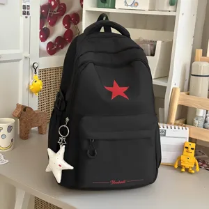 Lässiger schwarzer Rucksack für Schule und Alltag mit rotem Stern und süßem Anhänger.