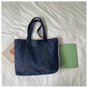 Grand sac cabas en denim pour femme, sac à bandoulière décontracté et fourre-tout pratique.