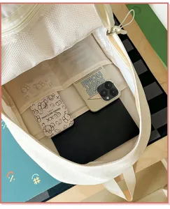 Vue détaillée de l'intérieur du sac à dos décontracté avec plusieurs poches de rangement.