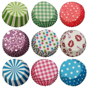 Vue détaillée de caissettes à cupcakes en papier sulfurisé aux motifs colorés pour pâtisserie.