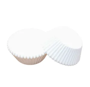 Vue détaillée des caissettes à cupcakes blanches, résistantes aux graisses pour muffins.