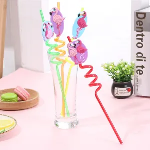 Flamingo Lockenstrohhalm Detailaufnahme mit süssen Figuren in bunter Partyszene decor