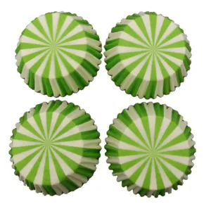 Vue détaillée caissettes à cupcakes rayées vert et blanc, moules papier sulfurisé pour pâtisserie.