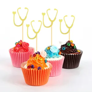 Goldene Stethoskop Cupcake Topper Detailansicht, ideal für Medizin Absolventen und Doktor Party.