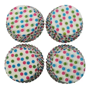 Vue détaillée de caissettes à cupcakes à pois colorés, tasses en papier sulfurisé de cuisson.