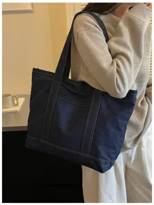 Sac cabas en denim décontracté pour femme, grand sac épaule pour les cours et les loisirs.