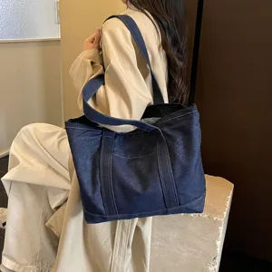 Grand sac cabas en denim pour femme, sac à épaule décontracté et pratique pour les cours ou shopping.